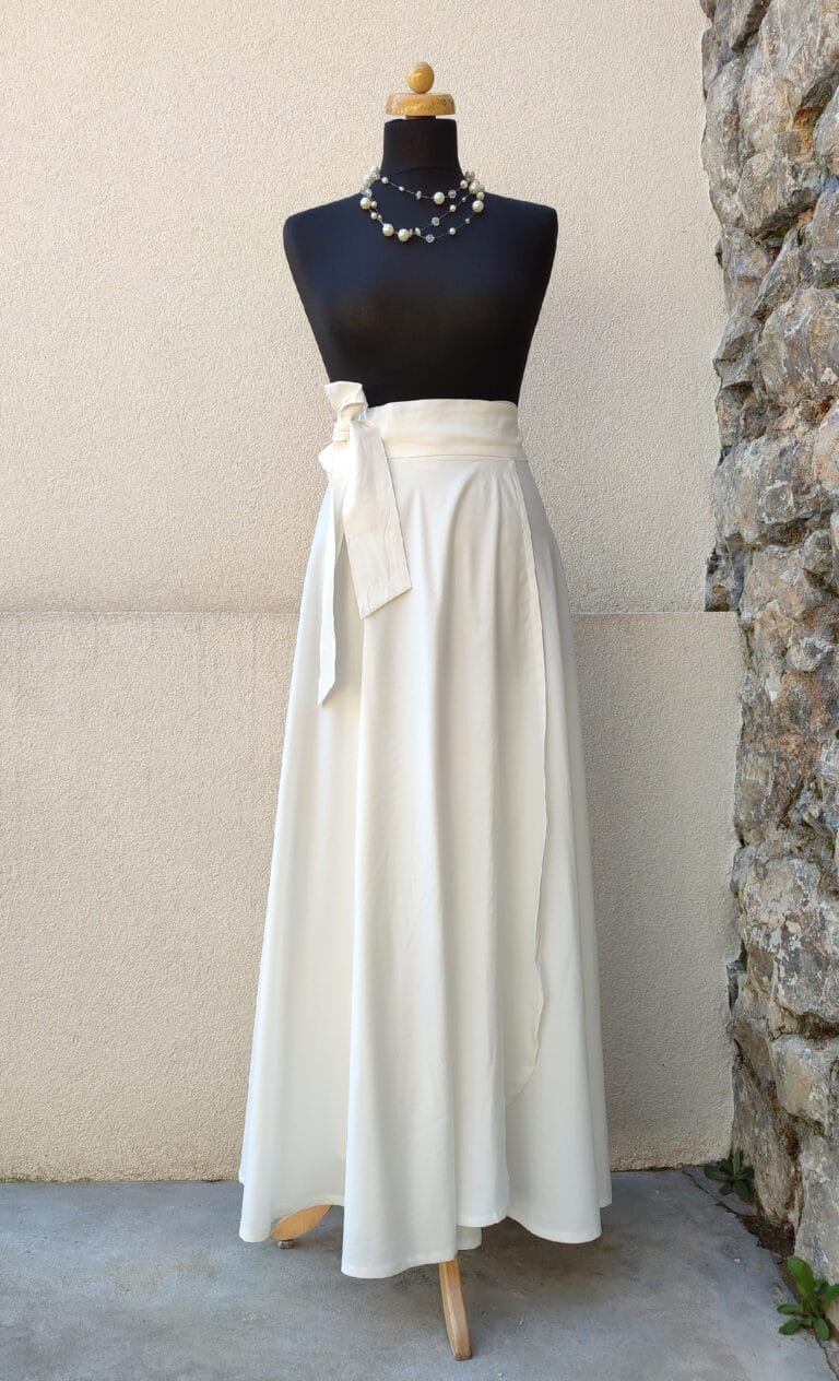 Dlouhá půlkolová sukně - bílá