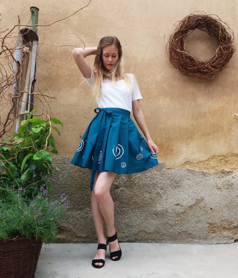 Krátká, zavinovací sukně petrolejová - malovaná