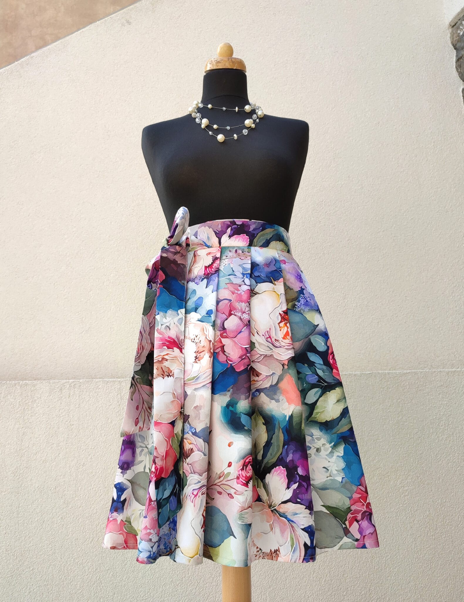 Krátká, zavinovací sukně - satén pivoňky