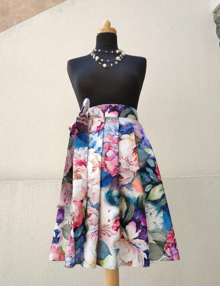 Krátká, zavinovací sukně - satén pivoňky