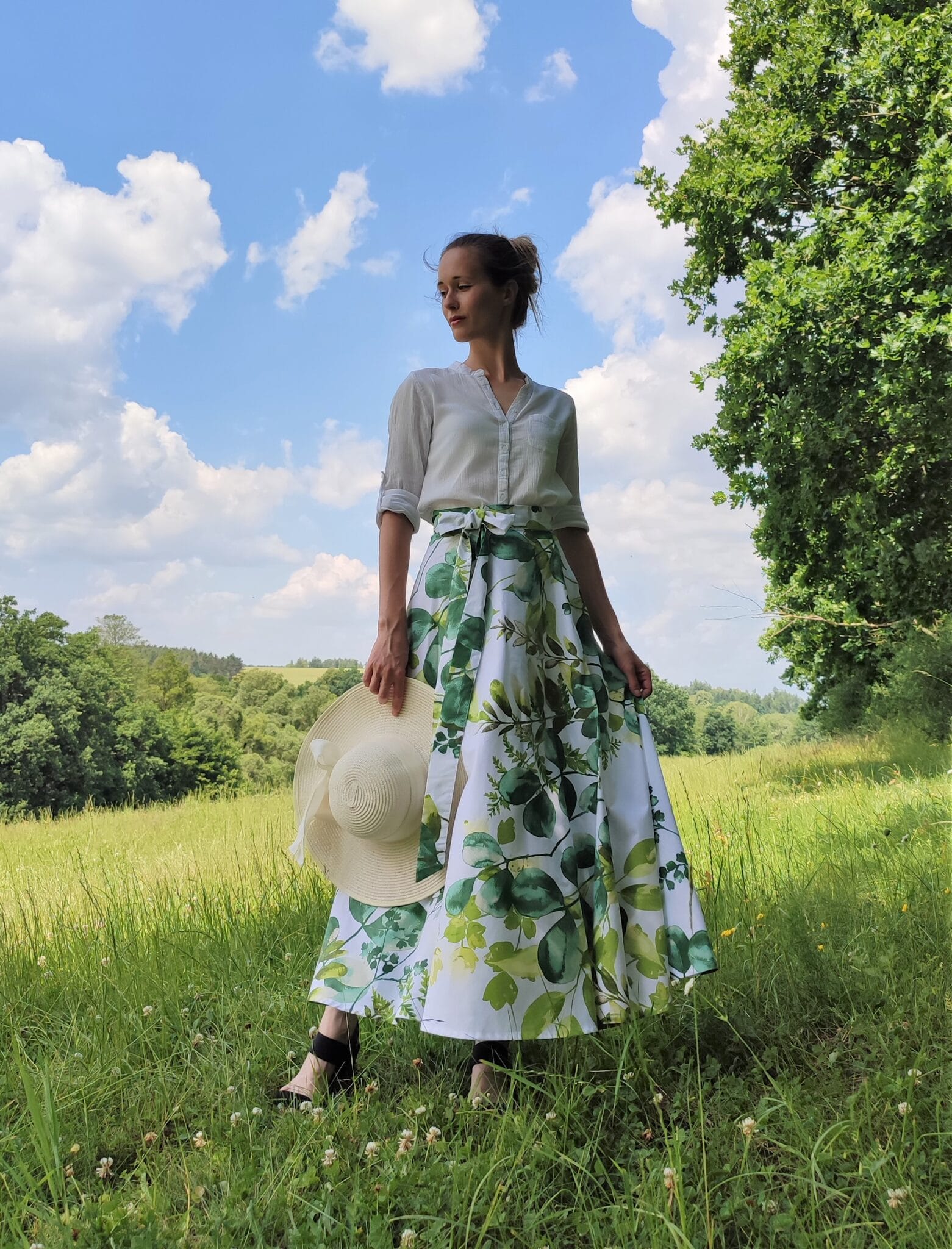 Dámská, dlouhá půlkolová sukně - akvarelové listy