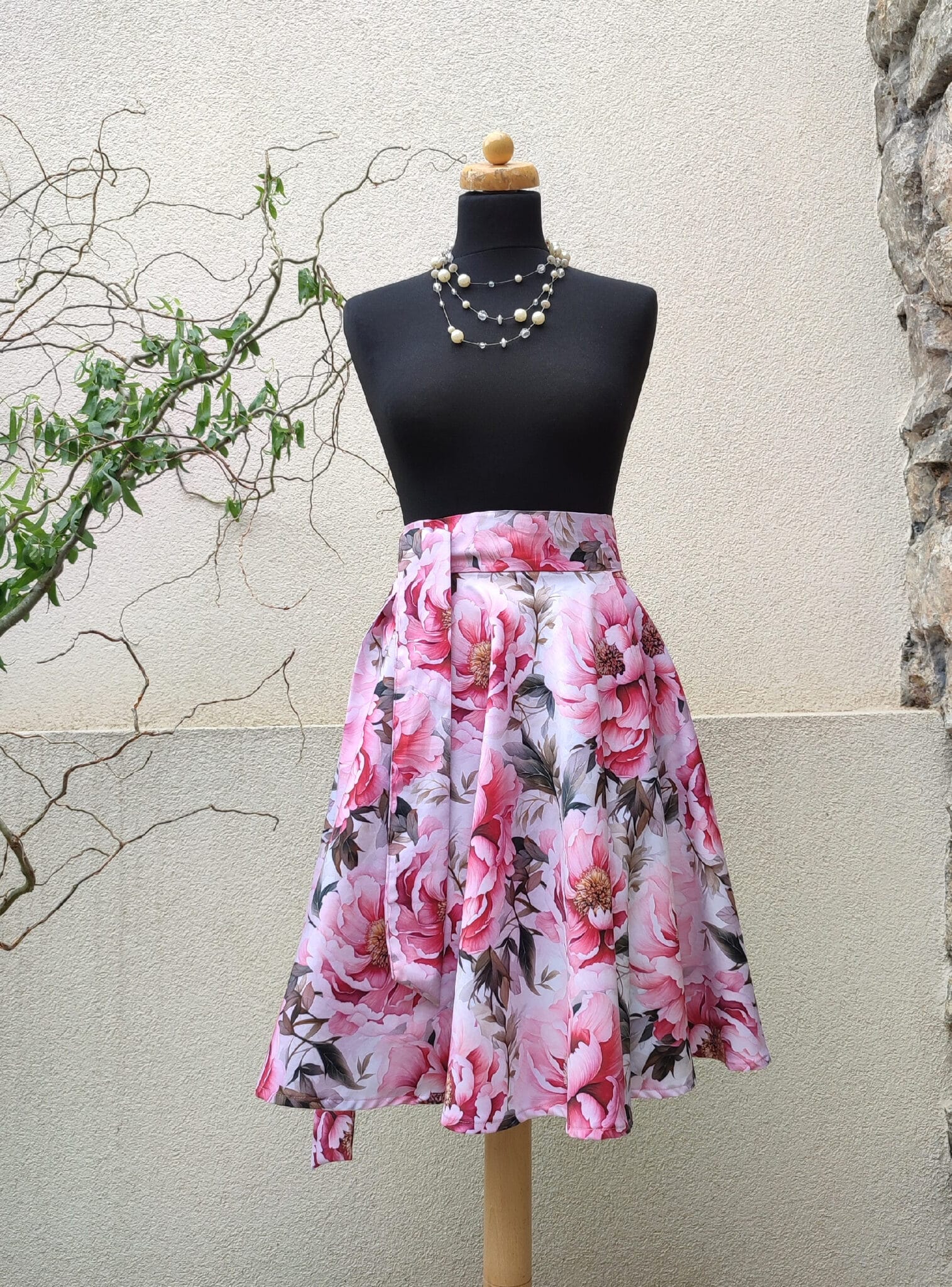 Zavinovací kolová sukně pivoně