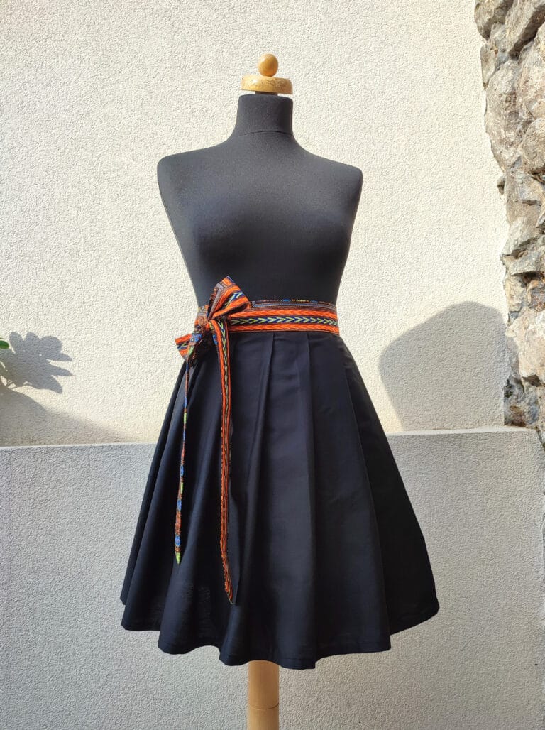 Krátká zavinovací sukně - černá s africkým páskem