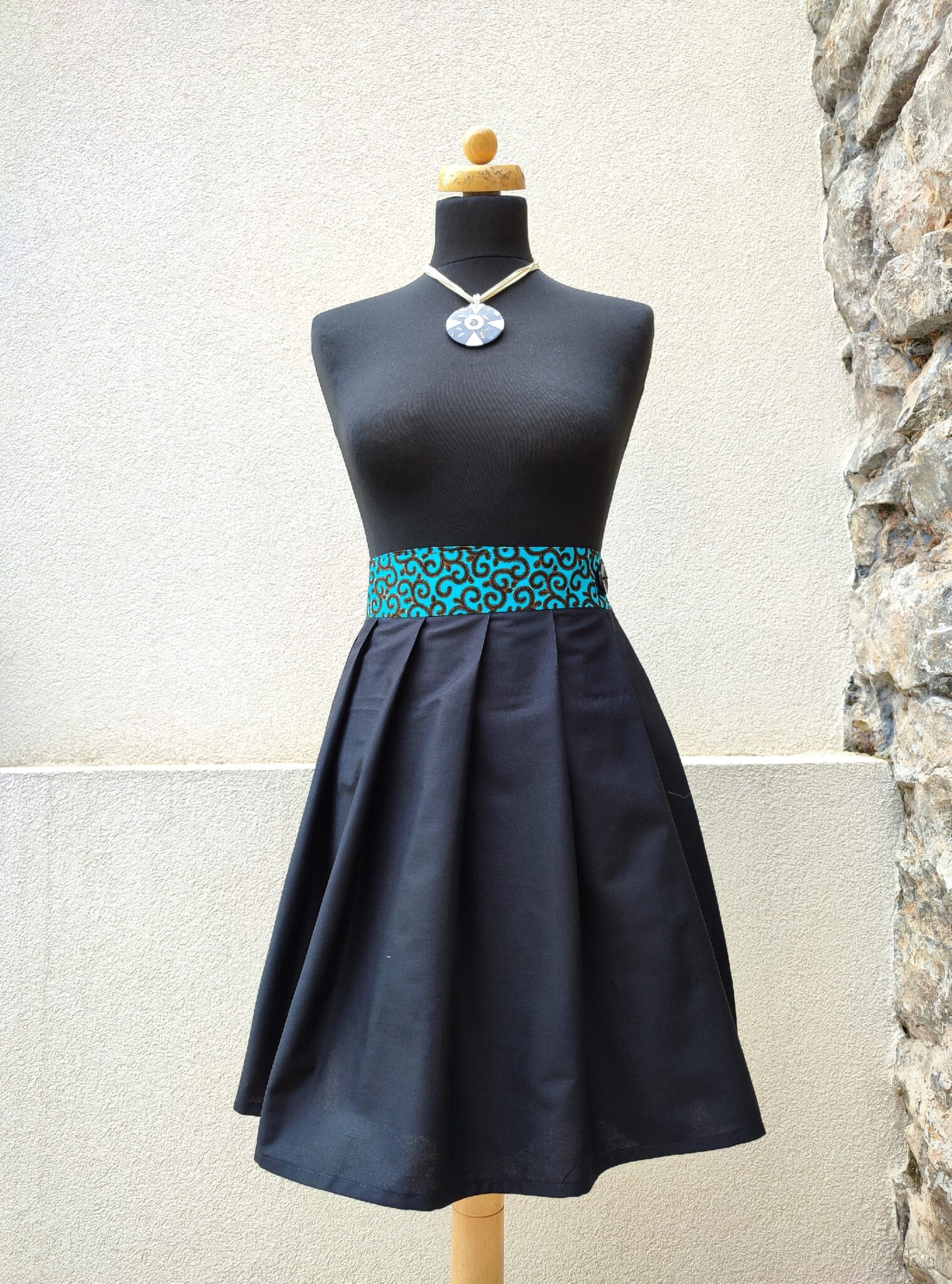 Černá zavinovací sukně s africkým páskem a taškou