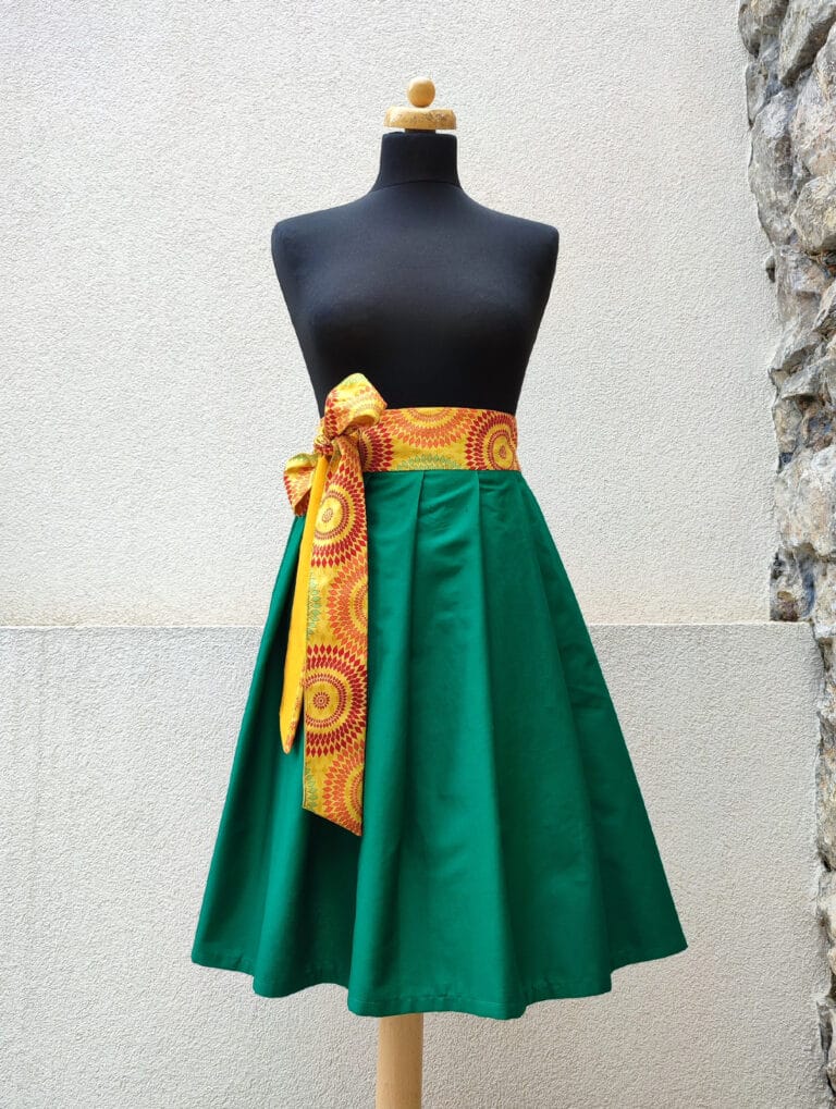 Krátká zavinovací sukně - zelená s mandalovým páskem