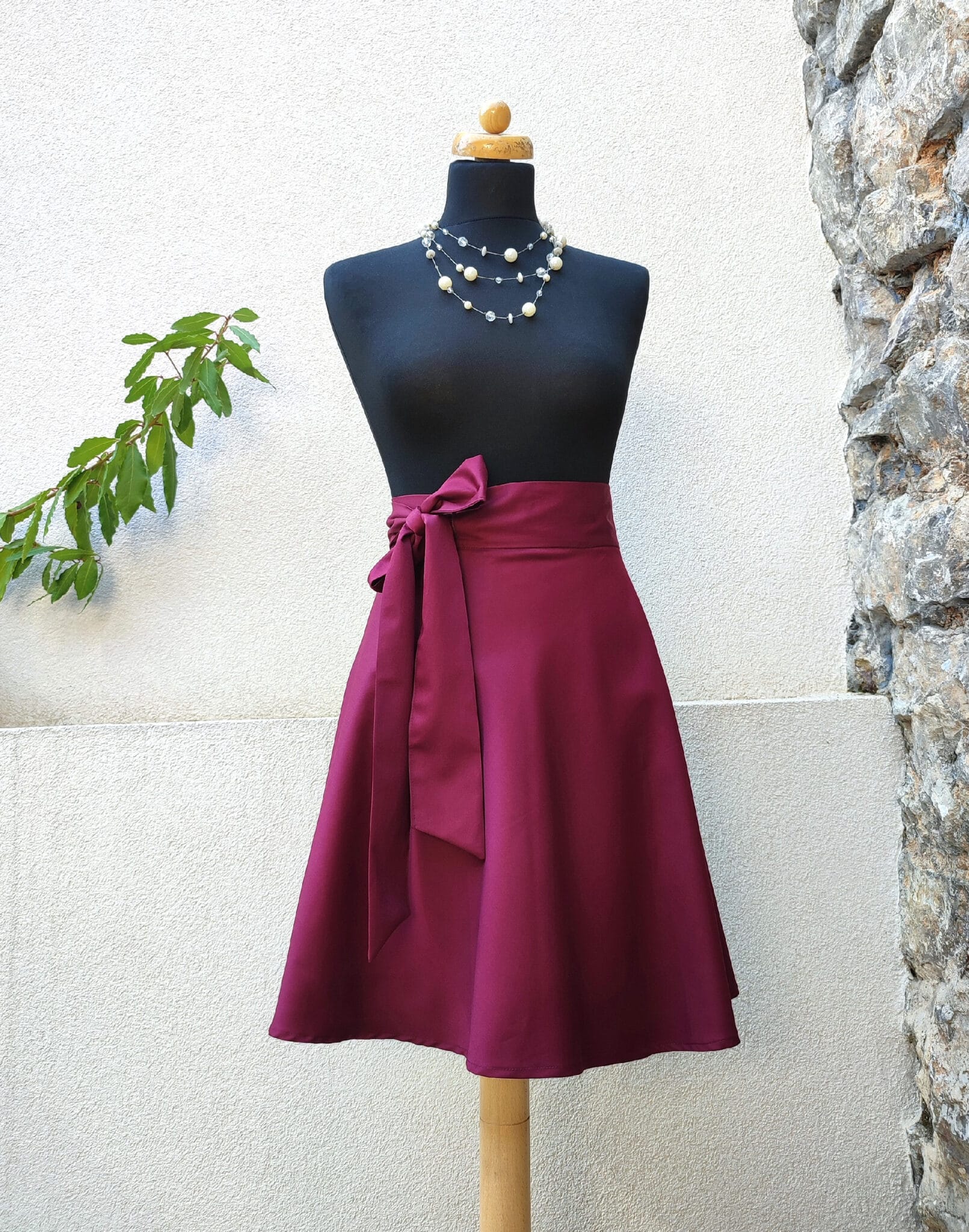 Krátká zavinovací půlkolová sukně - bordó