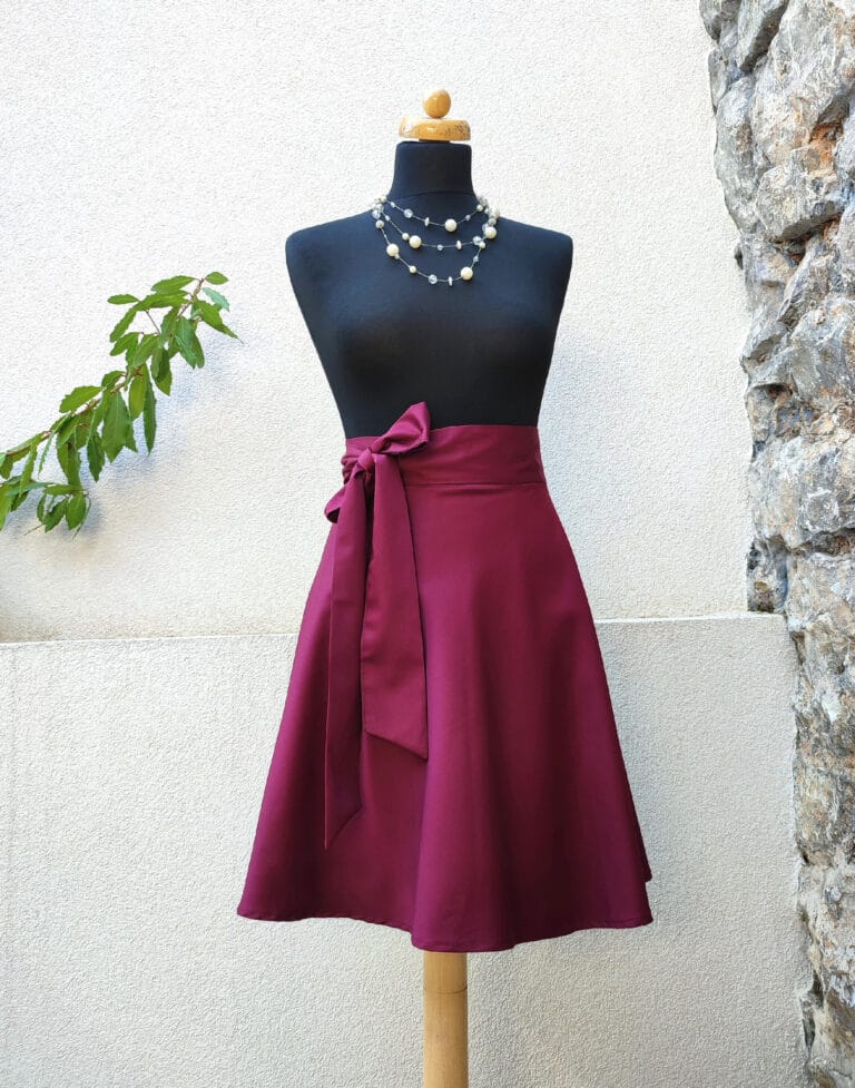 Krátká zavinovací půlkolová sukně - bordó