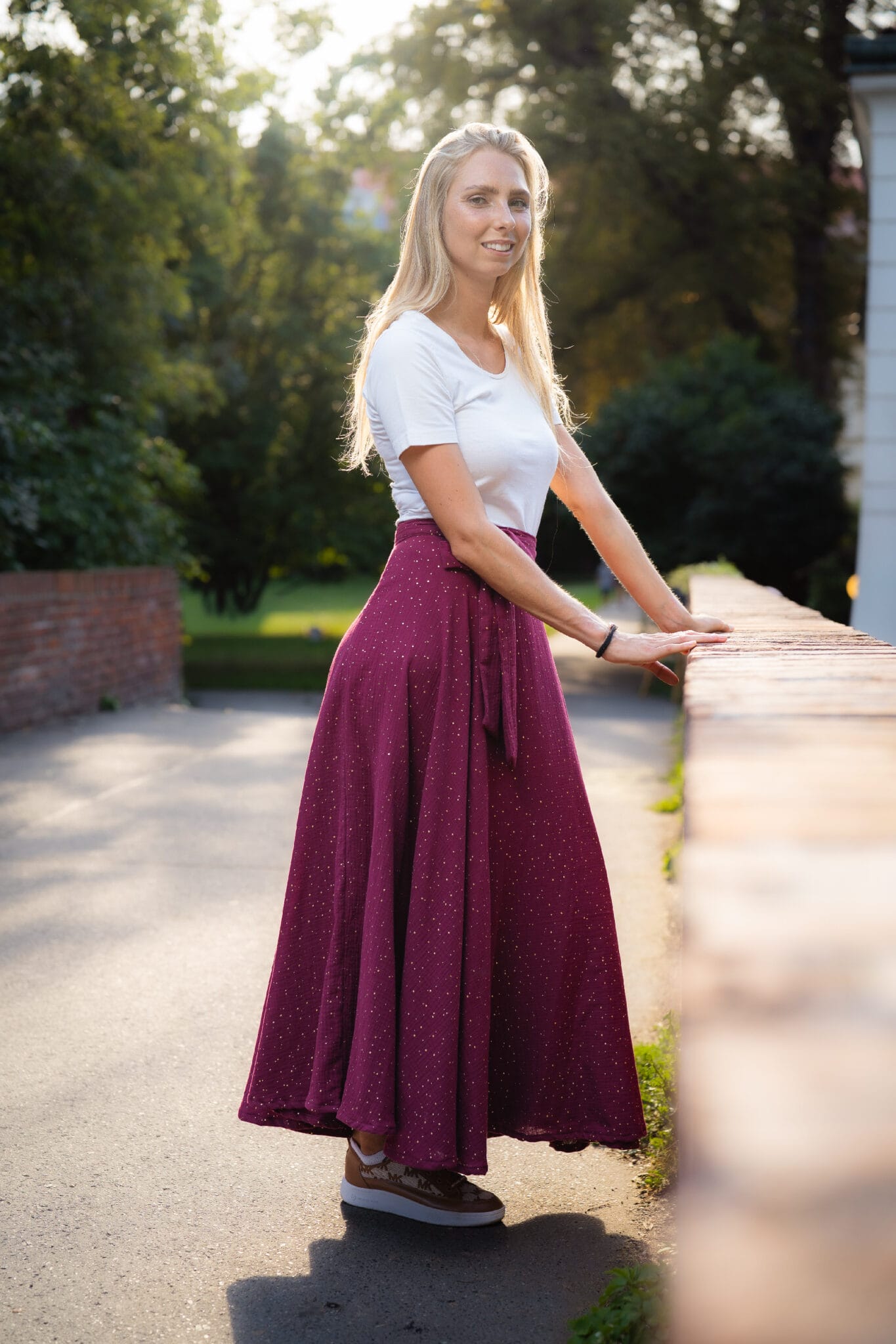 Kolová bordó sukně se zlatými puntíky