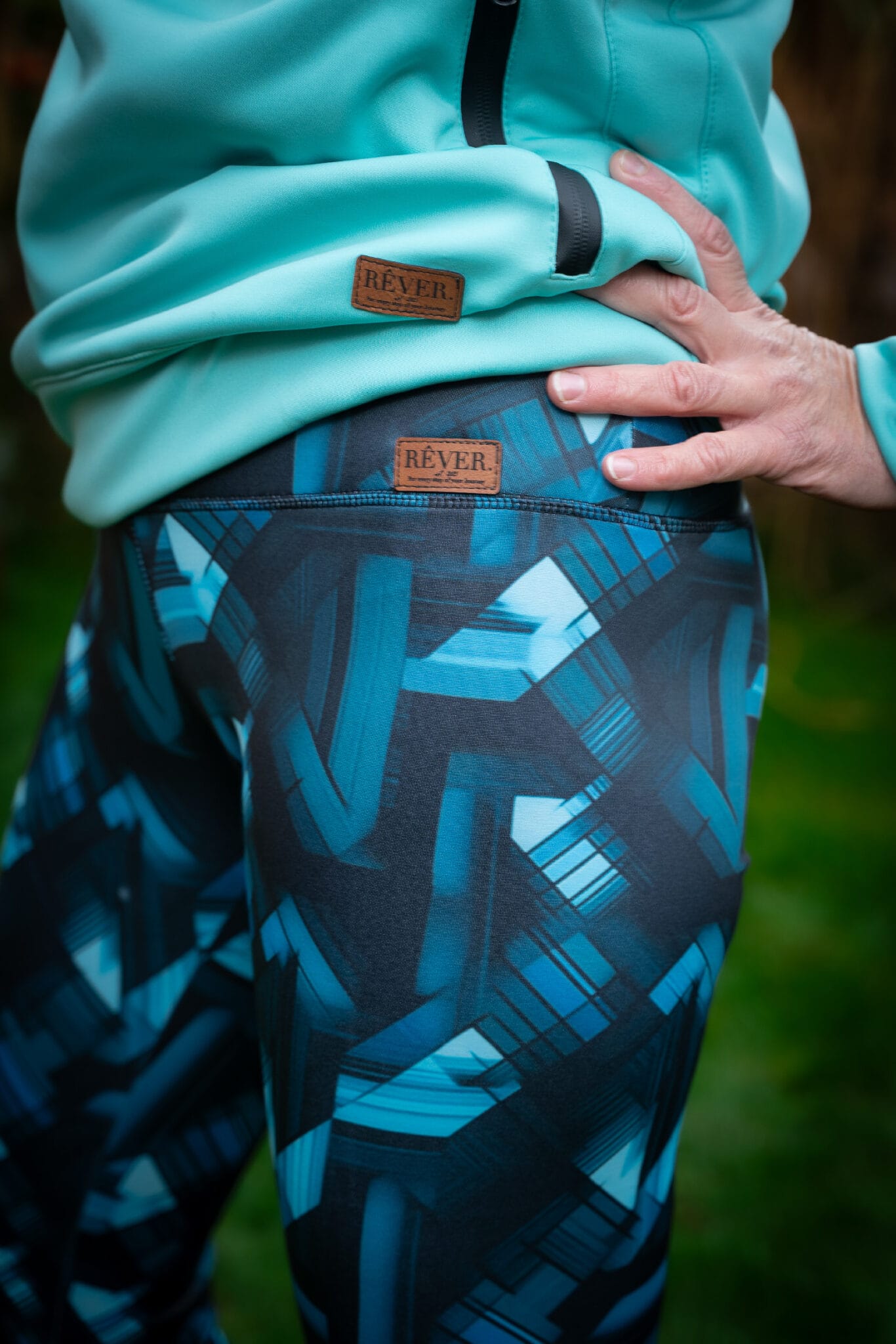 Sportovní legíny s geometrickým vzorem