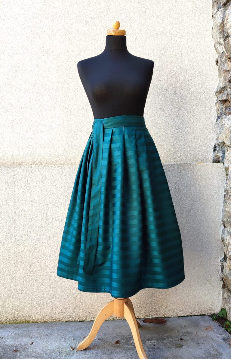 Midi saténová sukně v barvě smaragd