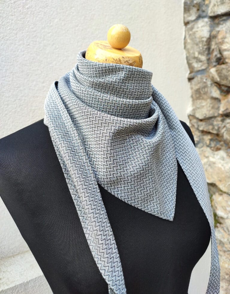 Šedý šátek s černým vzorkem