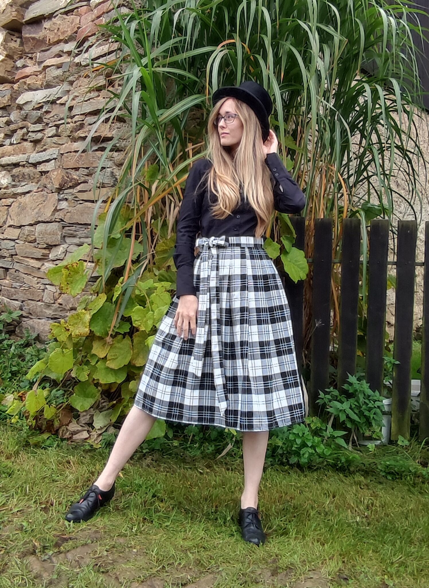 Midi, zavinovací podzimní sukně - černobílá kostka