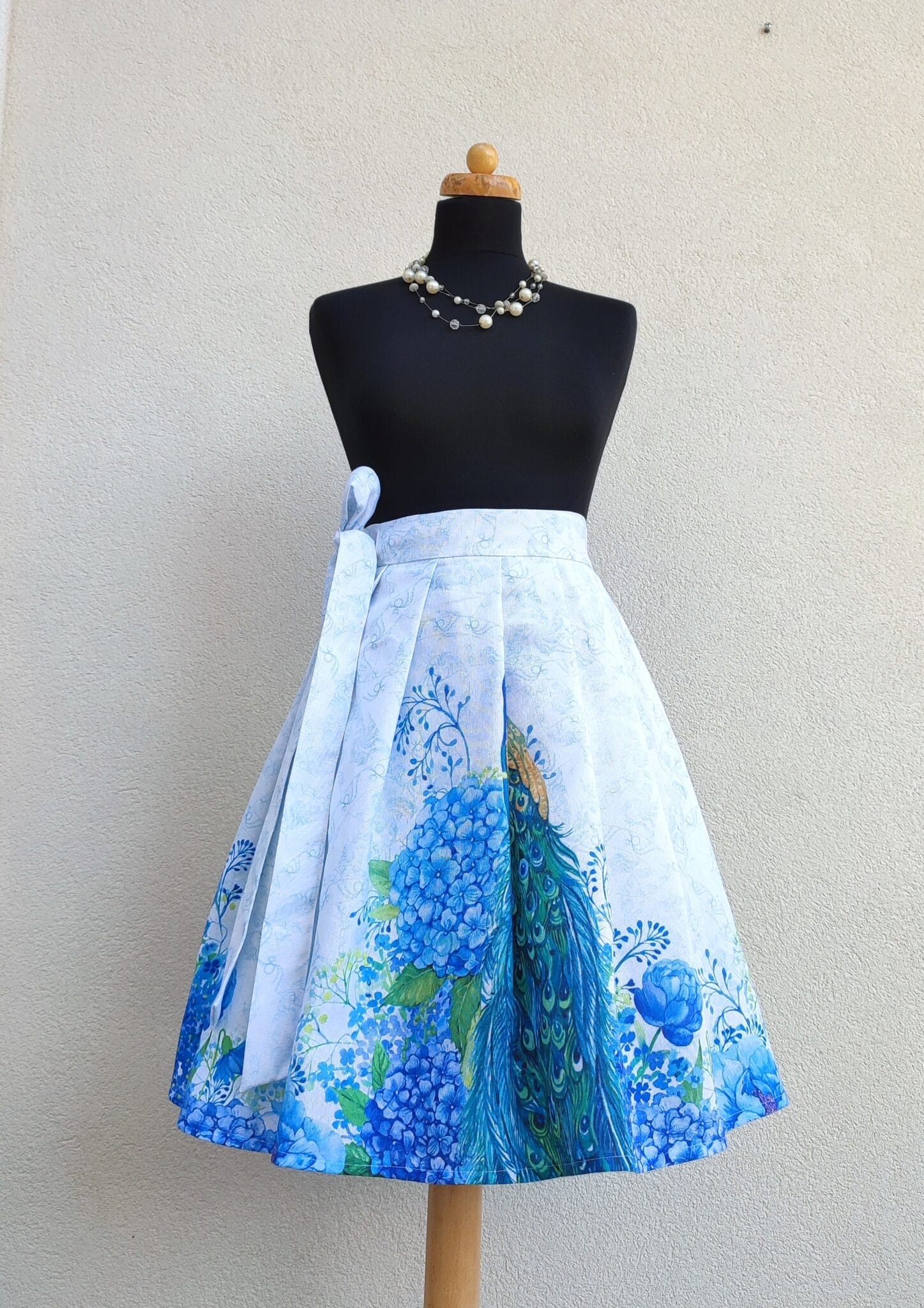 Krátká zavinovací sukně - s pávy