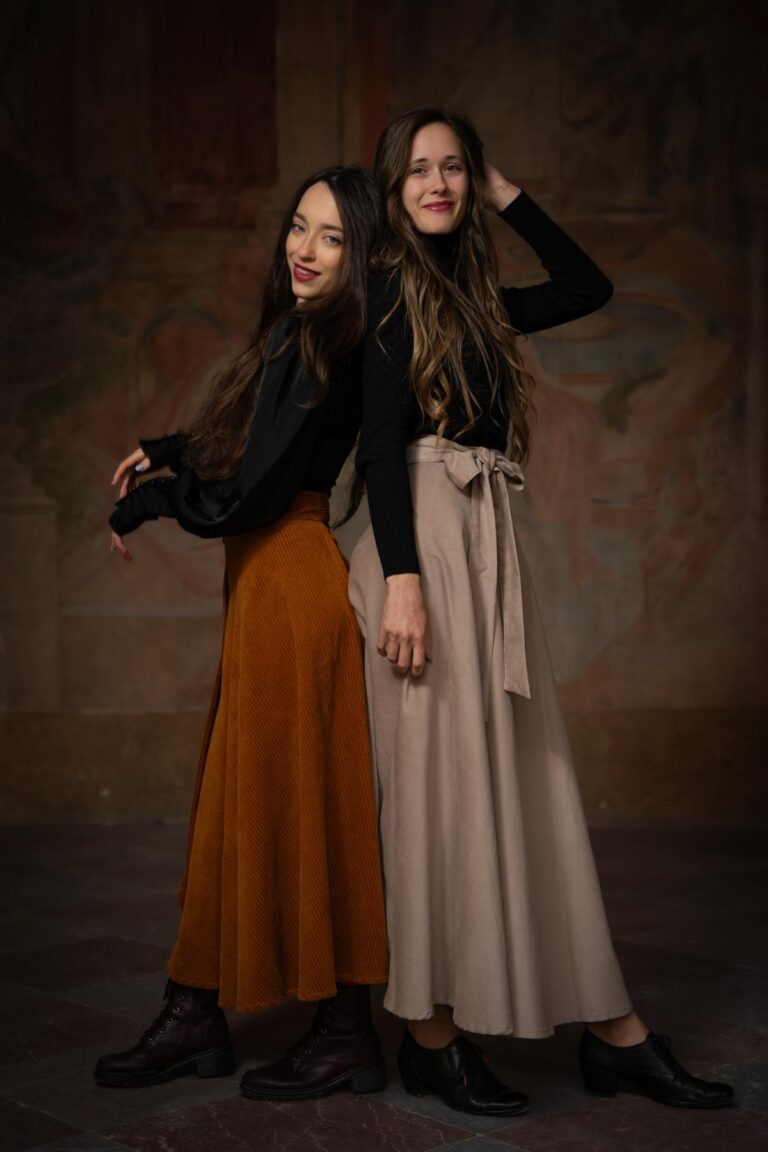 Manšestrové sukně: Hřejivý trend podzimu, který se vrací do módy