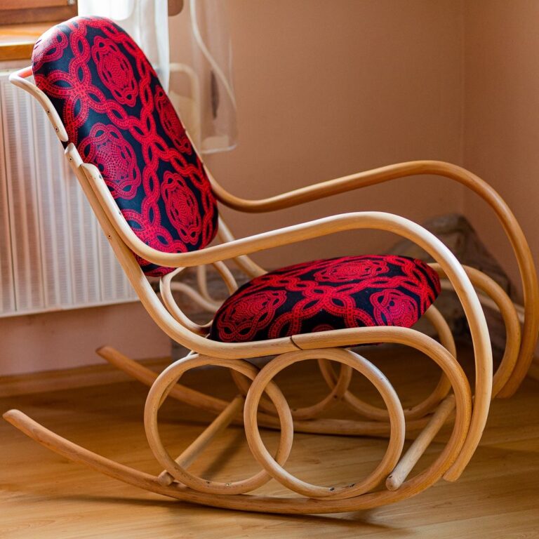 Křesla s příběhem potažené africkými látkami