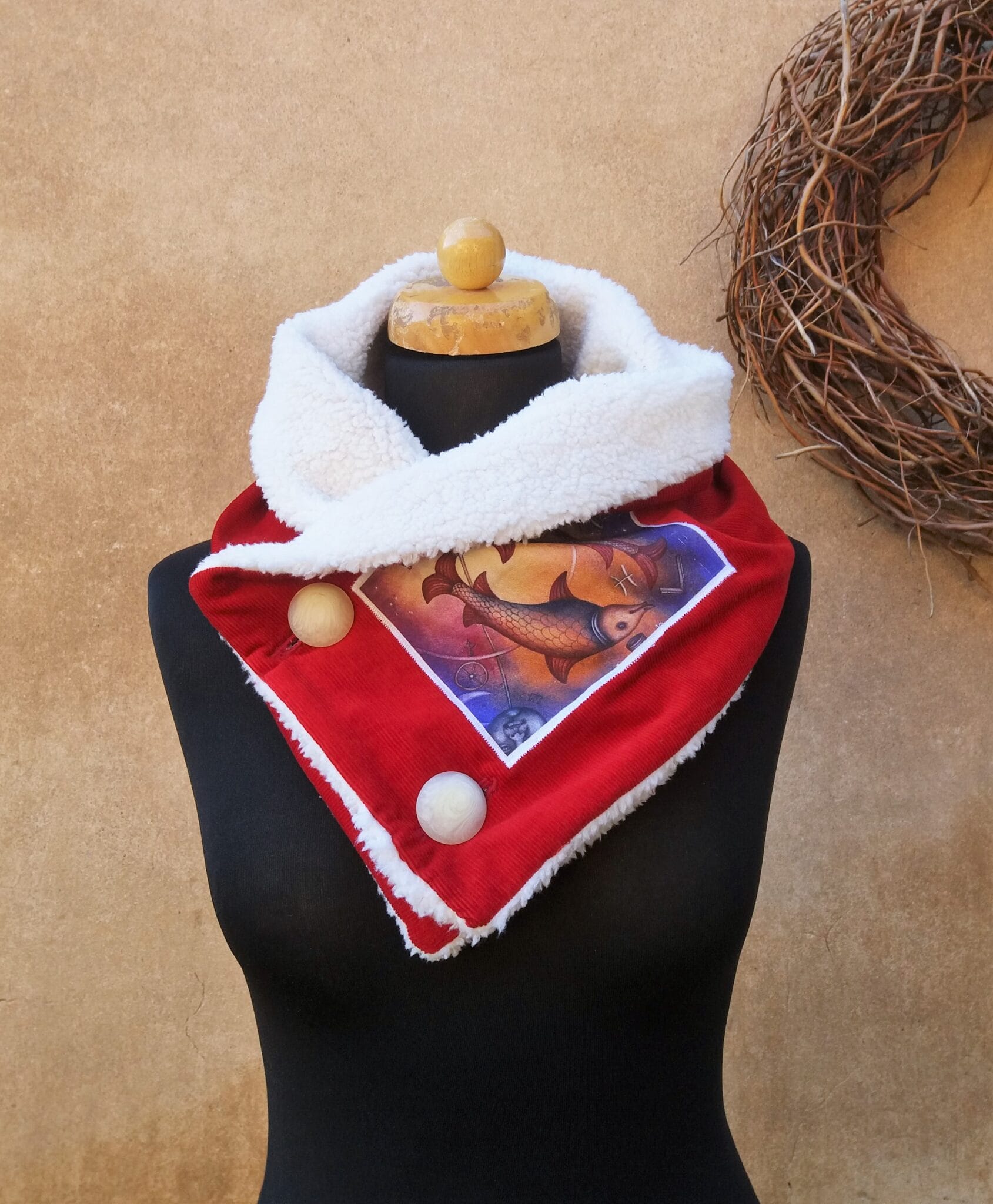 Červené manšestrové nákrčníky s originální nášivkou