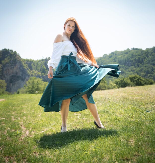 Dlouhá kolová zavinovací sukně z kvalitního bavlněného saténu