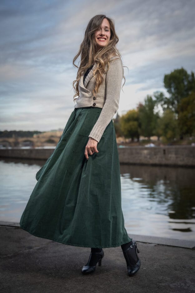 Dlouhá, manšestrová zavinovací sukně - sklady v pase