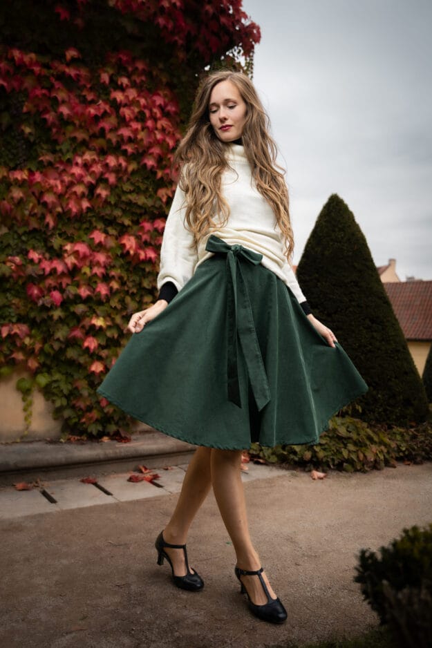 Krátká, zavinovací, kolová manšestrová sukně