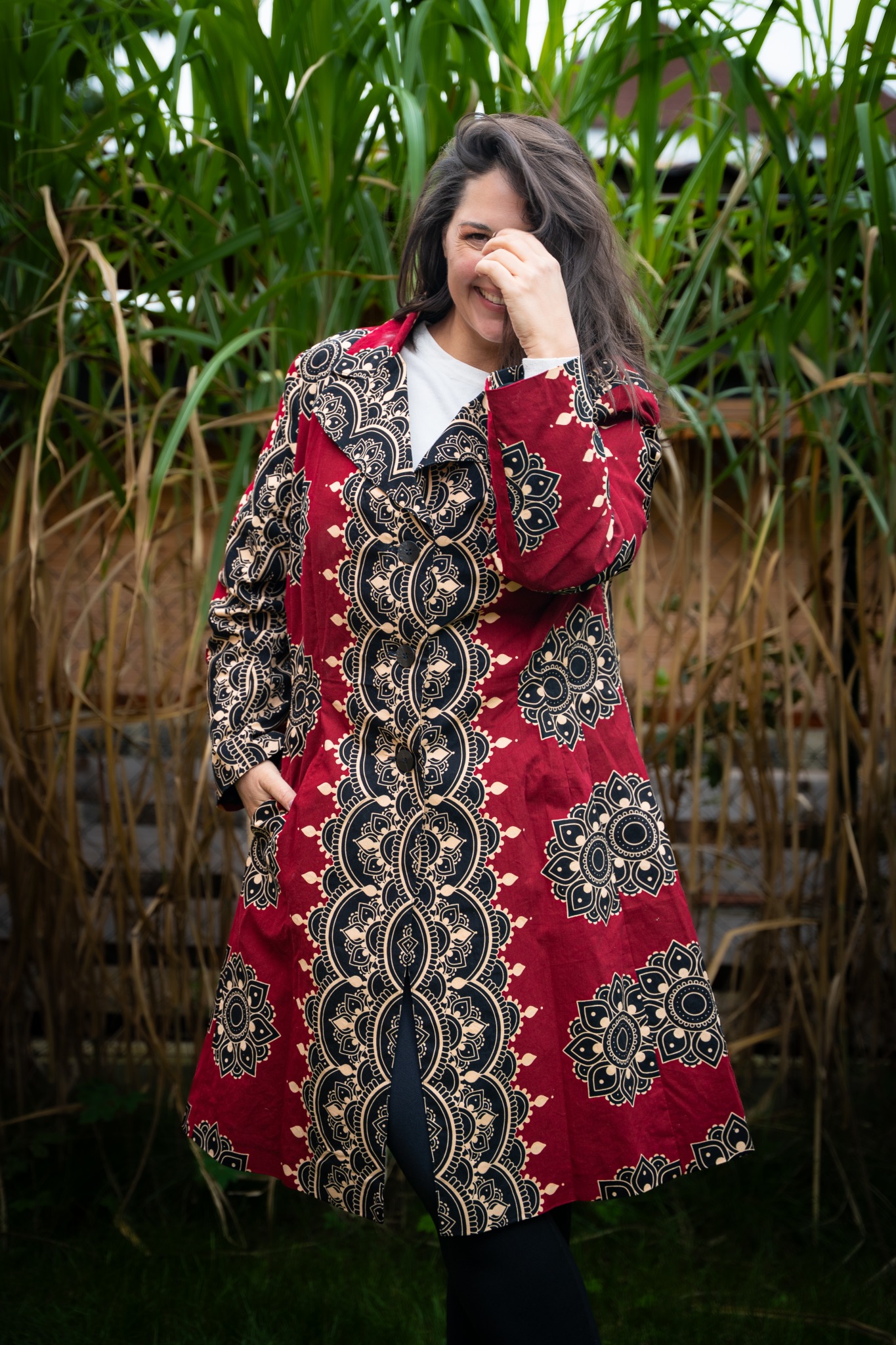 Dámský bordó kabát z africké látky