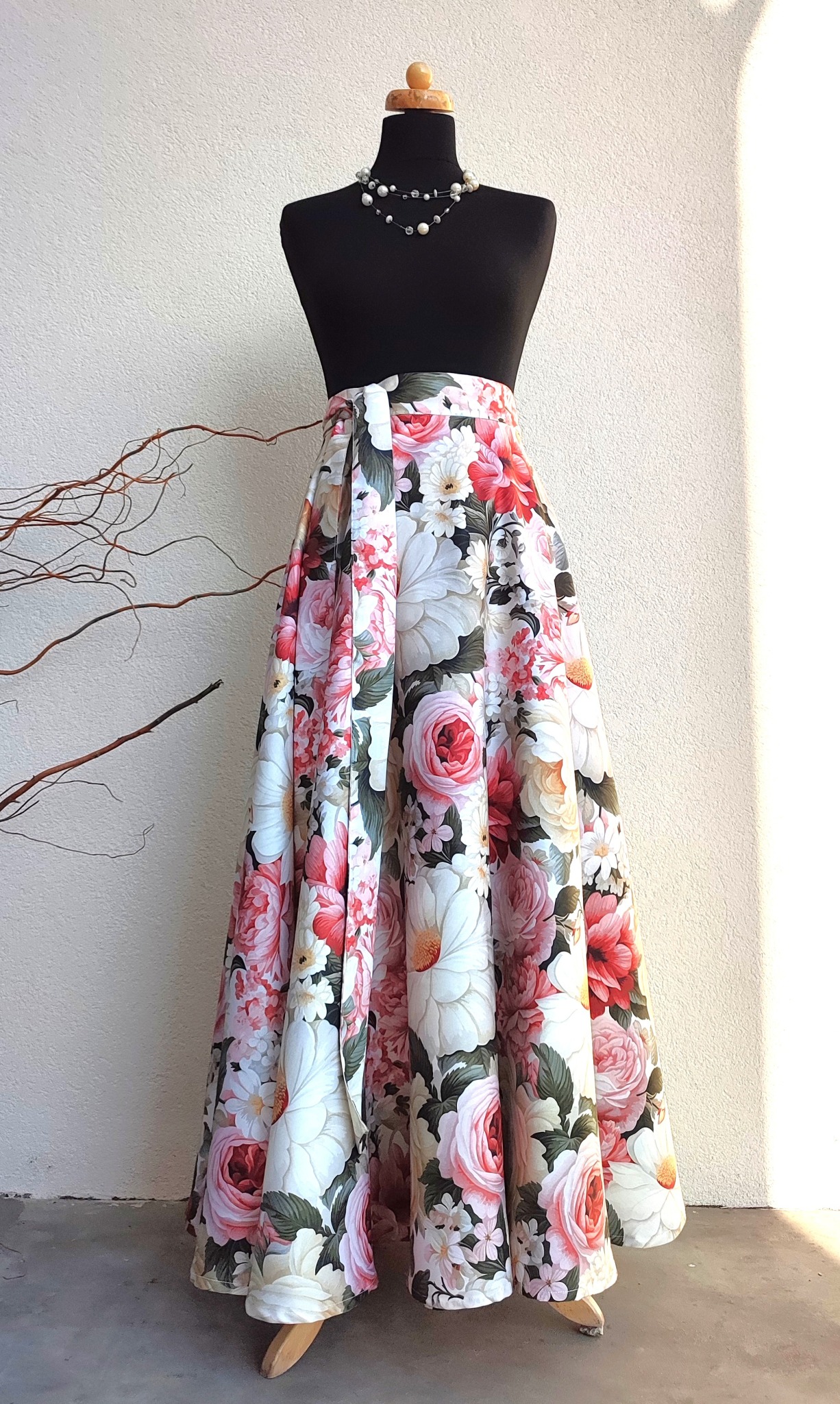 Dlouhá kolová sukně z květovaného saténu