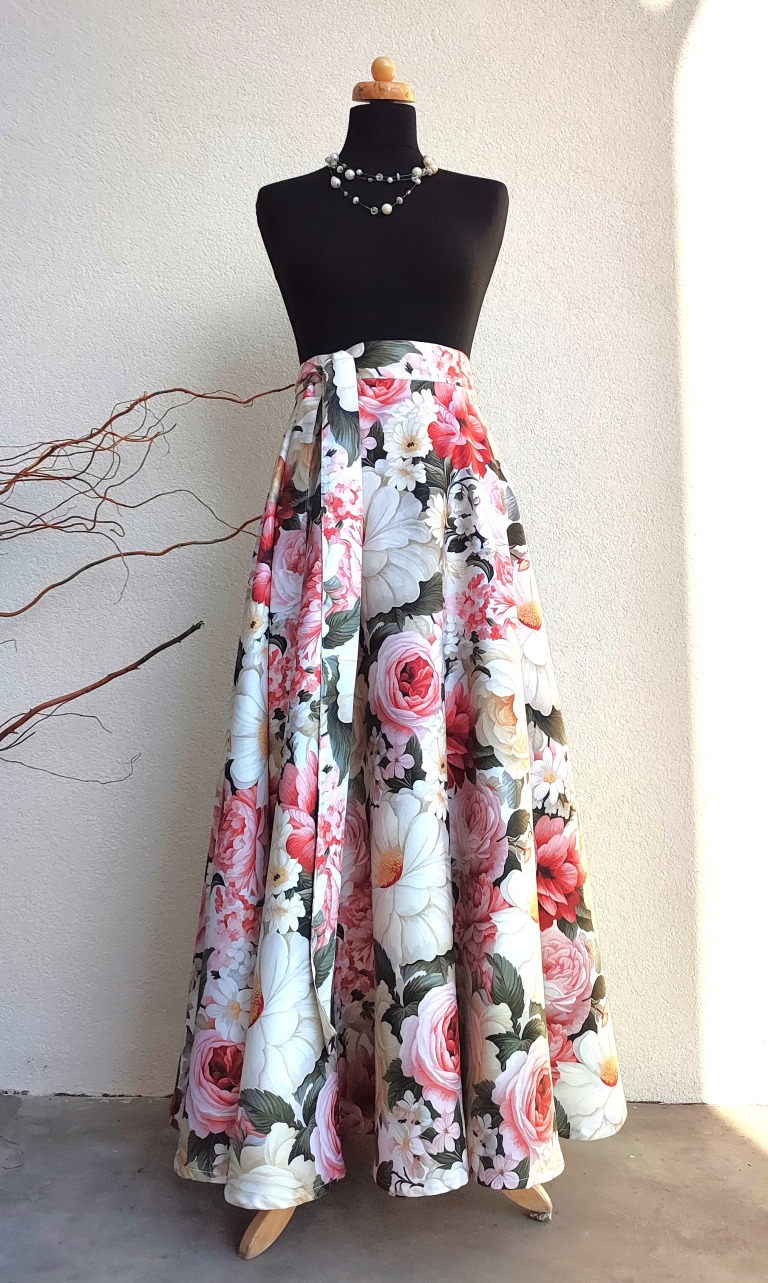 Dlouhá kolová sukně z květovaného saténu