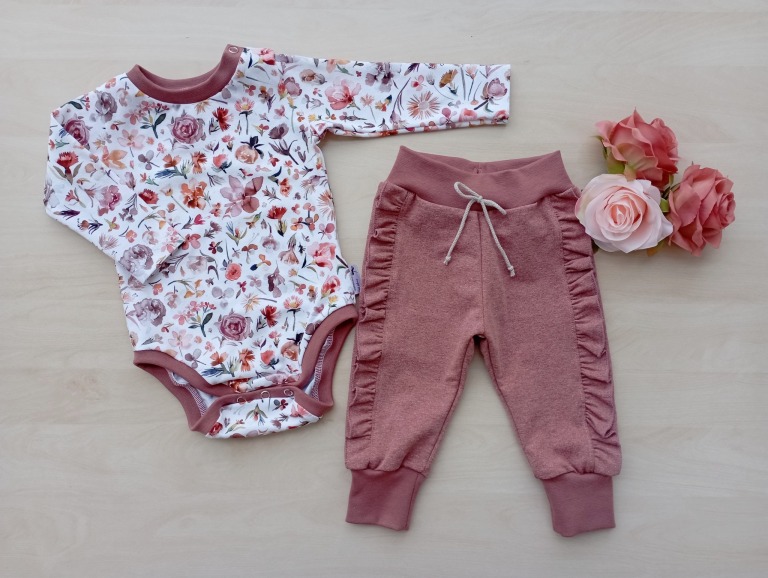 Setík body a tepláčky s kytičkami velikost 68