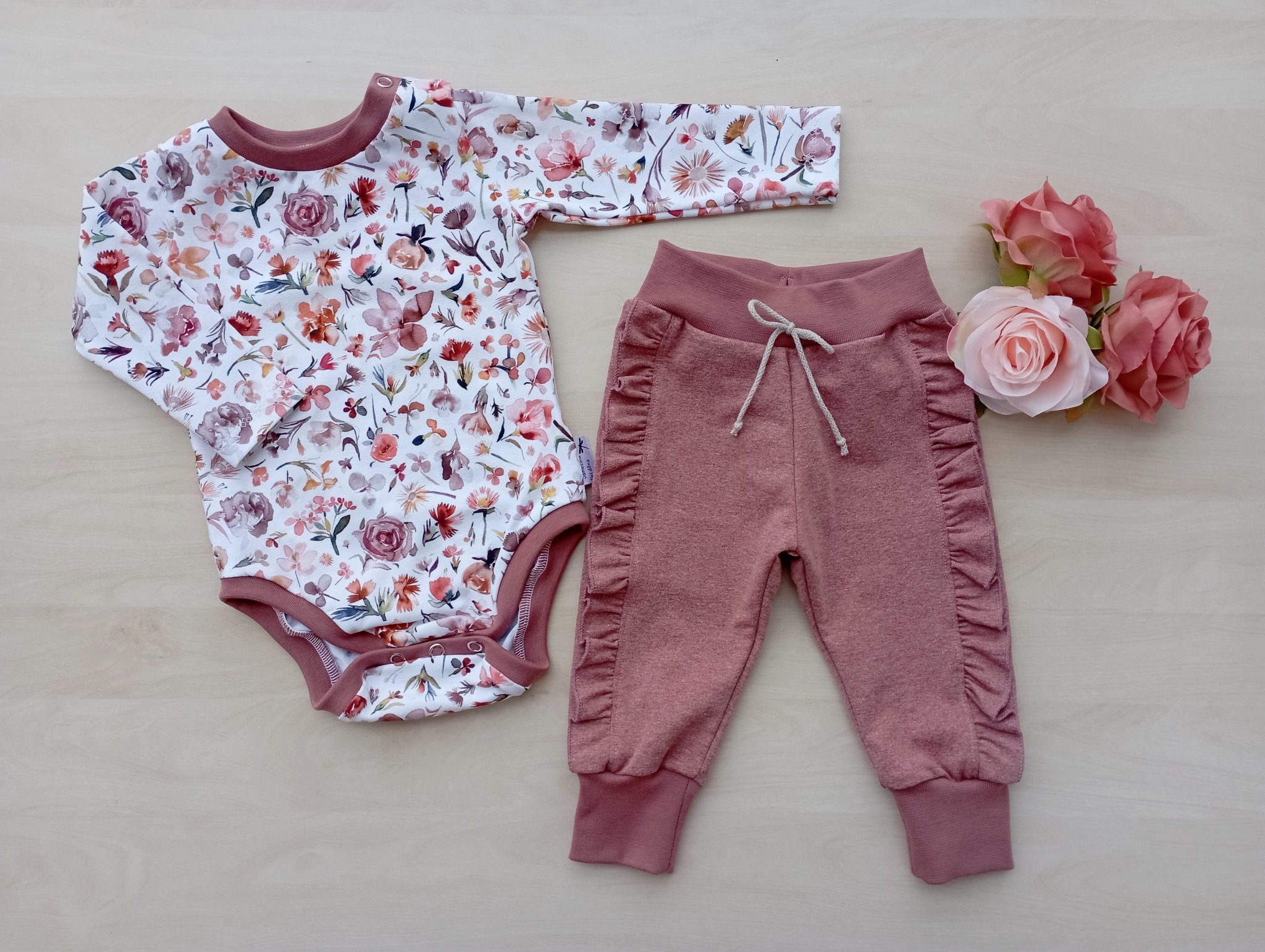 Setík body a tepláčky s kytičkami velikost 68