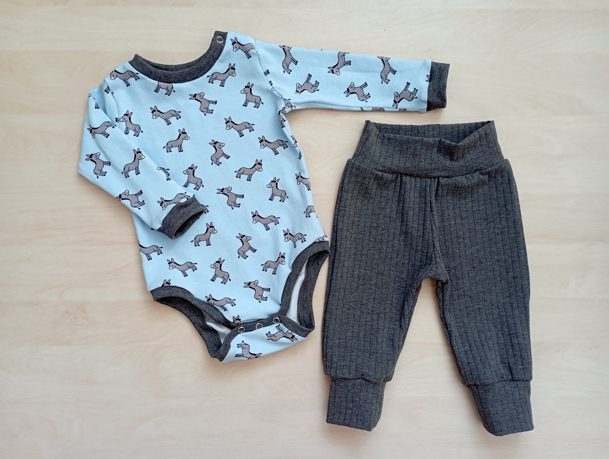 Setík body a tepláčky s oslíky velikost 68