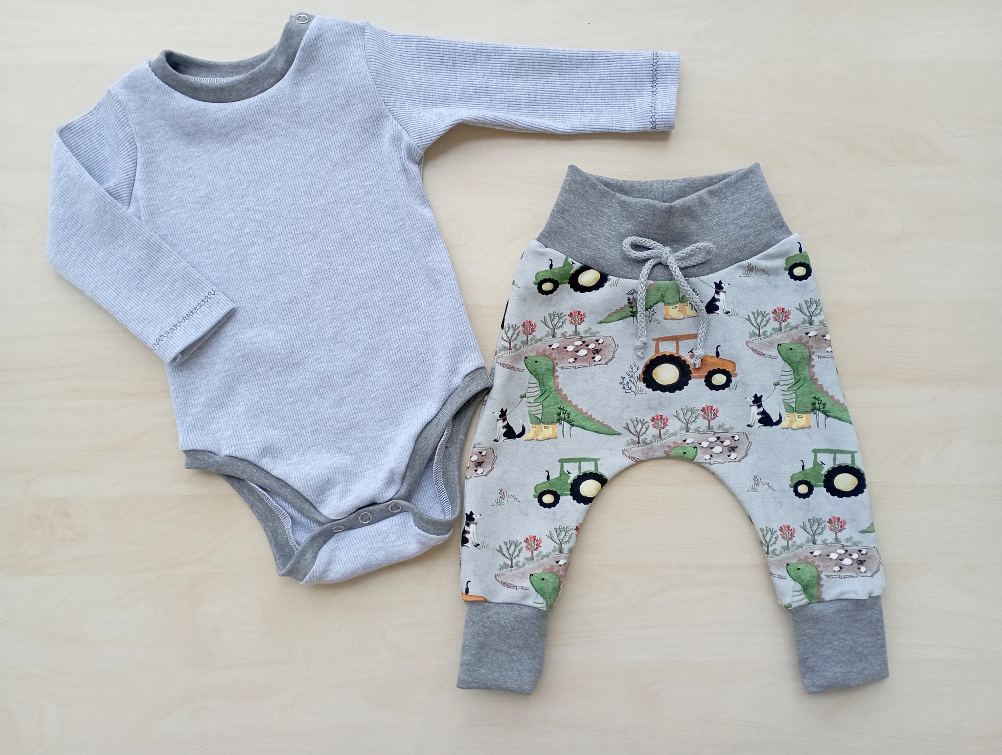 Setík body a tepláčky s dinosaury velikost 68