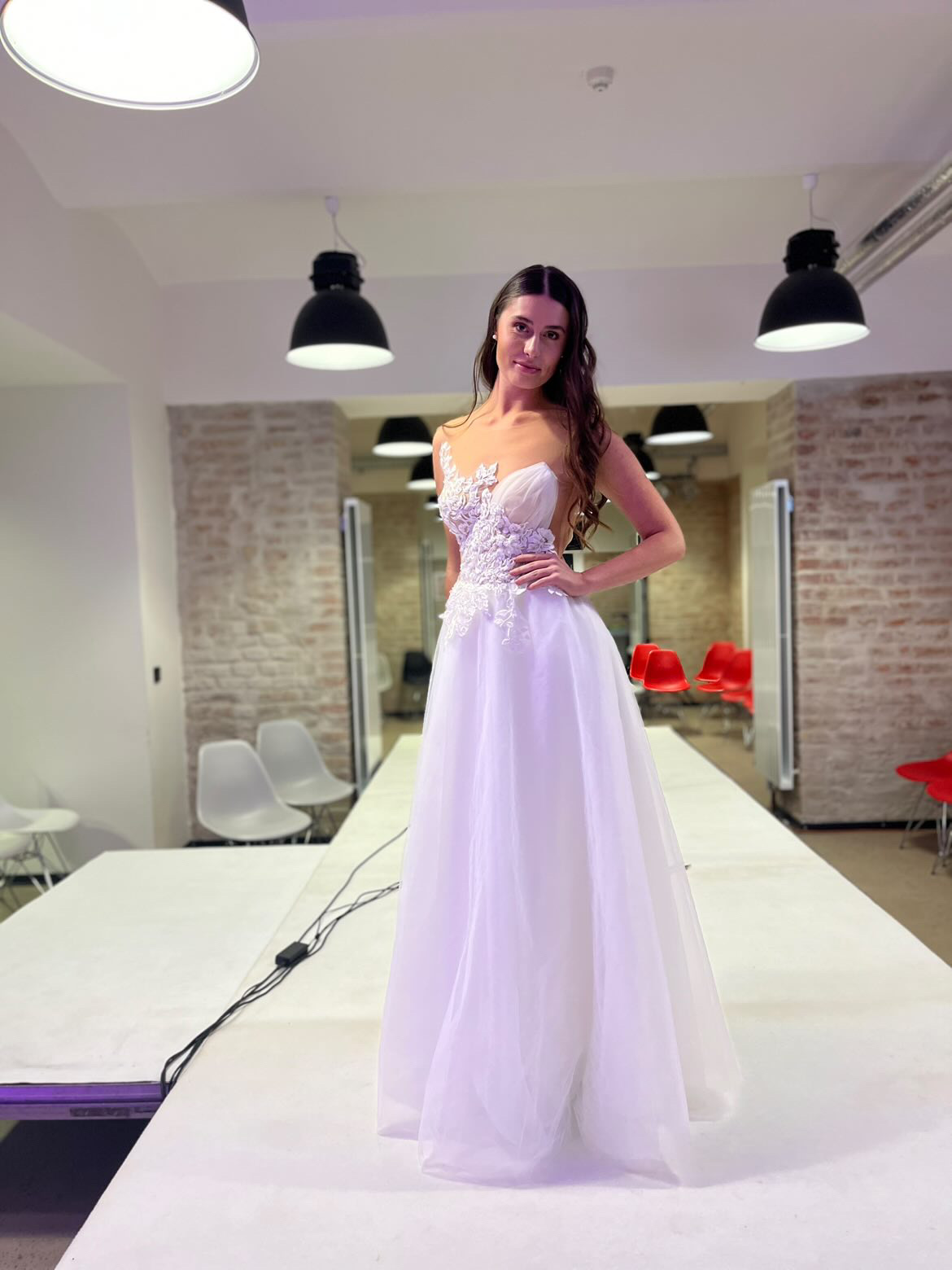 Ivory Svatební šaty Elara - zdobená krajka a jemný tyl