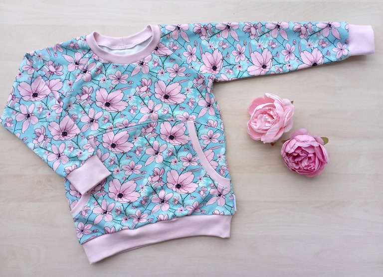 Dívčí mikina s růžovými kytičkami velikost 110