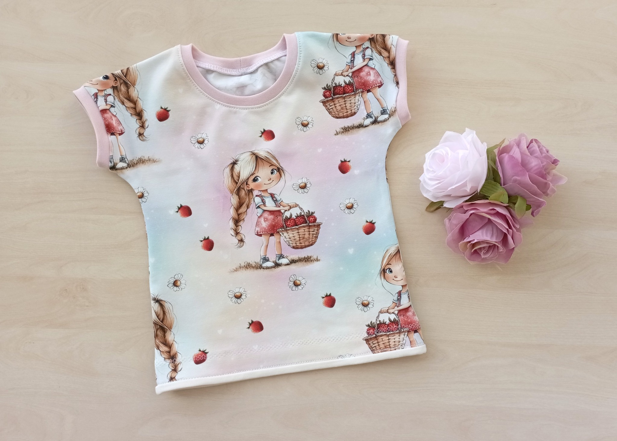 Dívčí tričko s holčičkou a jahůdkami velikost 92