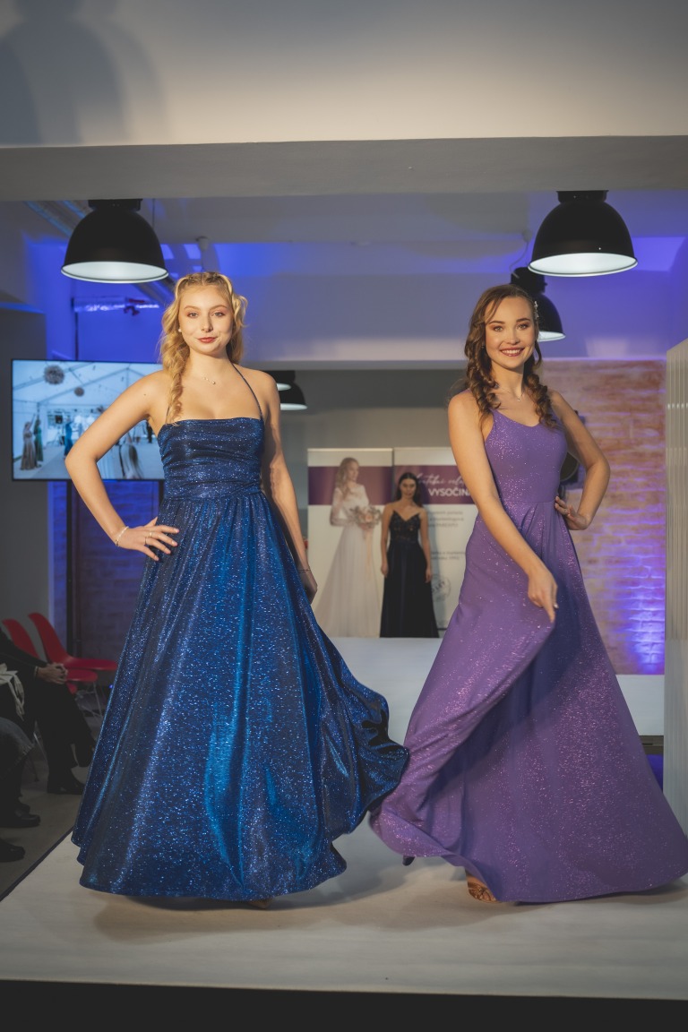 Třpytivé plesové šaty na míru - společenské šaty na maturitní ples