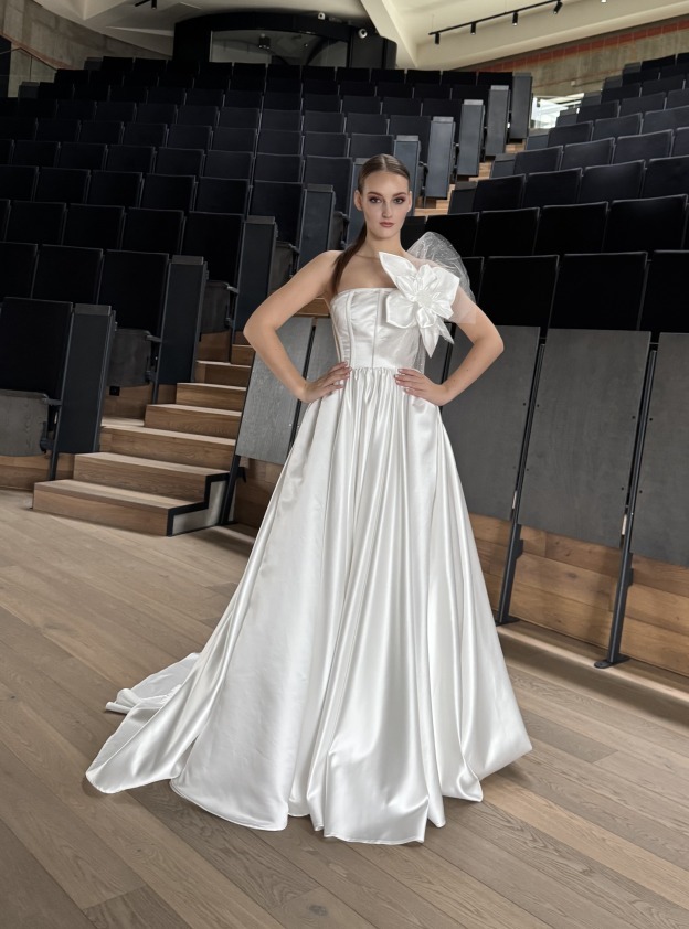 Ivory svatební šaty Aurora - Saténové s vlečkou a květinou