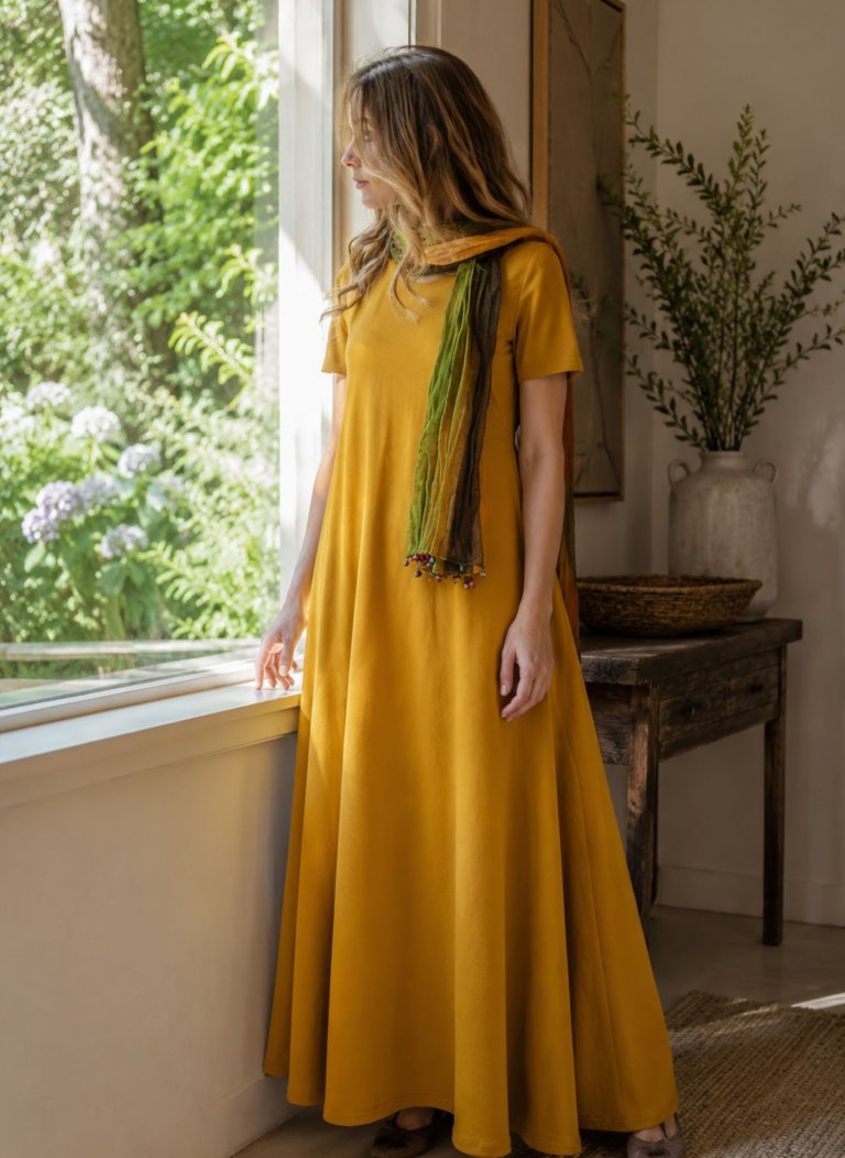 Elegantní dlouhé hořčicové šaty