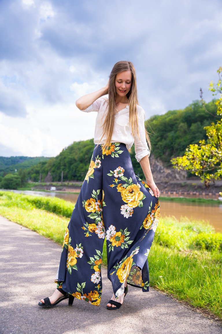 Dámské zavinovací kalhoty - viskoza modrá s květy