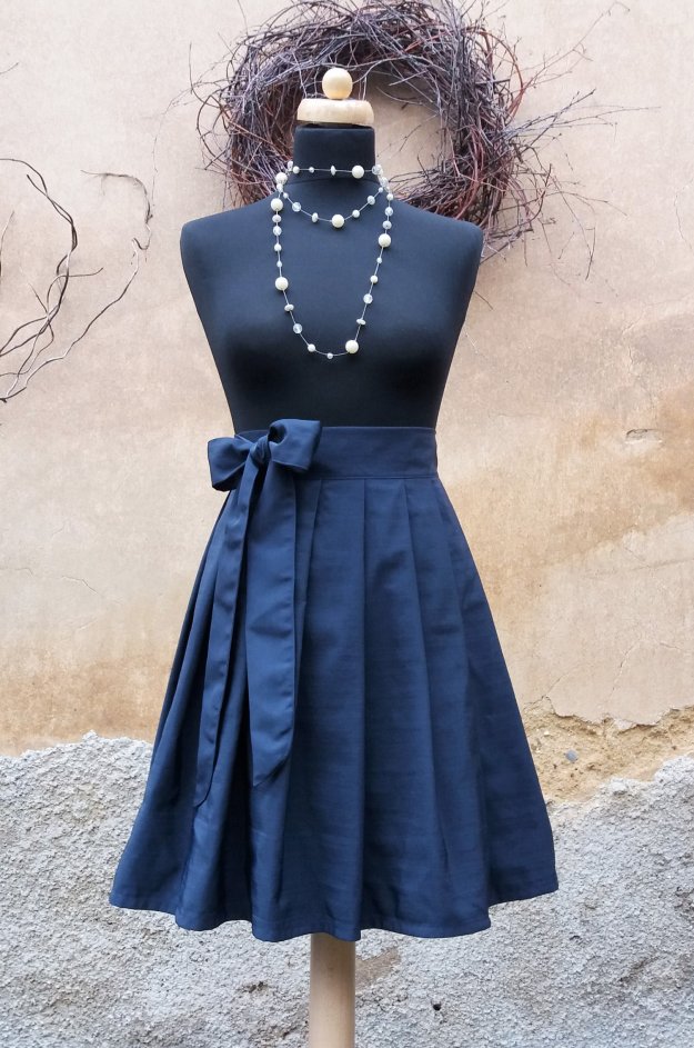 Elegantní zavinovací sukně tmavě modrá